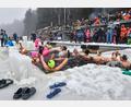 Bild: Florian Miedl/fph
Eisbaden am Fichtelsee: Wagemutige steigen ins Eiswasser ein.