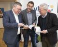 Bild: Thomas Graml, Stadt Amberg/exb
Oberbürgermeister Michael Cerny (von links), VHS-Leiter Reiner Volkert und Bildungsreferent Fabian Kern blättern im Programm der Volkshochschule.