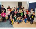 Bild: Thomas Nirschl/exb
Die Kinder sind ganz stolz auf ihre selbstgebastelten Instrumente.