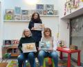 Bild: Annemarie Fink/exb
Bücherleiterinnen Annemarie Fink und Christa Schläger freuen sich über die Überreichung des Puzzle-Starterpakets durch Judith Haustein.