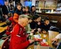 Bild: Peter Fochtner/exb
Jugendleiter Tobias Guttenberger startet den Verkauf von Alben und Stickern. Die Kinder können es kaum erwarten.