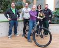 Bild: mfh
Bei der Fahrrad-Übergabe: (von links) Direktor Martin Zimmermann, Lehrer Christian Langhans, Emma Welz, Marina Welz und Florian Welz.