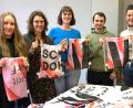 Bild: Hirsch
Das Zwickl-Team steht in den Startlöchern. Von links: Katrin Ströbl, Sophia Hutzler, Kerstin Scherl, Daniel Klink und Anne Schleicher. Sie bieten Festival-Taschen zum Kauf an, die in einem Beschäftigungsprojekt der Diakonie entstehen.