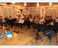 Bild: pi
Die Blaskapelle Waldkirch mit Konrad Träger, Hermann Plödt, Celine Schön, Chef Bernhard Träger, Sebastian Träger, Achim Helgert, Daniela Troidl, Maria Träger, Stefan Völkl, Engelbert Träger, Manfred Eberlein, Bastian Völkl und Michael Völkl (von links) probt eifrig für die Auftritte.