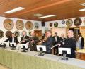 Bild: Reiner Hoffmann
Am Eröffnungsschießen beteiligen sich (von links): stellvertretender OSB-Präsidenten Diertl, Schützenmeister Reiner Hoffmann, Gauschützenmeister Werner Wendl, Bürgermeister Hermann Böhm und Michael Weiler von der Brauerei Naabeck.