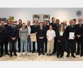 Bild: Josef Mutzbauer/exb
Die Feuerwehr Neuersdorf wählt einen neuen Vorstand mit Vorsitzendem Christian Heindl (Sechster von rechts) an der Spitze und ernennt Johann Pilarski (Siebter von links) zum Ehrenmitglied. Ihnen gratuliert der Schnaittenbacher Bürgermeister Markus Eichenmüller (Sechster von links).