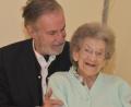 Bild: hcz
Elsa Binner (97) ist 75 Jahre beim Trachtenverein. Ihr Sohn Josef "Timi" Binner und unser Reporter besuchten das Almfrieden - Urgestein im BRK Senioren - und Pflegeheim. Timi Binner, der in den 70er Jahren auch einmal Faschingsprinz war, wurde für 55 Jahre Almfrieden-Treue geehrt.