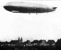 Bild: Archiv Bruno Salomon/exb
Das Luftschiff LZ 127 Graf Zeppelin überflog am 28. September die Region bei Waldsassen. In der "Grenzzeitung" wurde wenig später über das Ereignis und über "drollige Zwischenfälle" berichtet. Von einem zu erzählen weiß Pfarrer in Ruhe Hans Riedl aus Kirchenlamitz, der aus Netzstahl bei Waldsassen stammt.