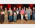 Bild: mfh
15 Mitglieder waren für Ehrungen vorgesehen, aber nur sechs holten sich ihre Urkunde persönlich ab. Von links Josef Stanek, Theresia Stanek, Irmgard Gradl, Hans Fischer, Annemarie Fischer, Landrat Richard Reisinger, Anna Markovic, Bürgermeister Michael Göth, Ute Bender, Vorsitzender Manuel Neidel und seine Stellvertreterin Sonja Oppermann.