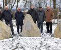 Bild: wro
Stilles Gedenken am Friedhof an der wiederhergestellten Erinnerungsstätte. Im Bild (von links) Verwaltungsmitarbeiterin Romy Schultes, Adalbert Busl, Bürgermeister Toni Dutz, Revierförster Eckhard Deutschländer, Walter Thoma und der Verwaltungsangestellte im Ruhestand, Werner Härtl.