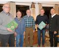 Bild: bsc
Die beiden ersten Exemplare der von Werner Härtl (rechts) verfassten Chronik erhielten Josef Schmid (links) vom Patenverein und Bürgermeister Oskar Schuster (Zweiter von rechts). Meinhard Rückerl (Zweiter von links) und der Leiter der Stubnmusi, Reinhard Schwarz (Dritter von links), dankten Werner Härtl für die Erstellung der Chronik.