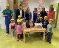 Bild: Sophie Fröhler/exb
Harry Hammer, Andreas Malzer (Firma Kassecker), Einrichtungsleiterin Katja Bloßfeldt, Nicki Nagel sowie Doris Wirth und Christiane Böhm (von links) mit einigen Kindern bei der Übergabe der Werkbank im Kinderhaus.