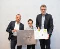 Bild: Astrid Schmidhuber
Gleich zwei Minister gratulieren Ferdinand Kohl (Mitte) zu seinem dritten Platz beim Fotowettbewerb "Natur im Fokus". Links Umweltminister Thorsten Glauber, rechts Wissenschaftsminister Markus Blume.