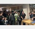 Bild: Realschule im Stiftland/exb
Reißenden Absatz fanden die Faschingskrapfen, die die Firma IGZ als Kooperationspartner der Realschule im Stiftland in Waldsassen zur kostenlosen Verteilung lieferte.