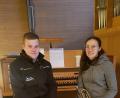 Bild: sche
Sie gaben bei einem Konzert in der Pfarrkirche St. Josef ihr Bestes, Organist Jonas Weiß und Elisabeth Donhauser (von links)