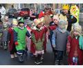 Bild: dob
Ein bunter Kindergaudiwurm schlängelte sich am Mittwochvormittag durch die Stadt. Die Zuschauer klatschten begeistert Beifall und erwiderten die "Vohenstrauß Helau"-Rufe der Kinder, die sich in einfallsreichen Kostümierungen präsentierten.
