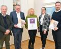 Bild: Susanne Schwab, Stadt Amberg/exb
Fabian Kern (von links), OB Michael Cerny, Heike Kober, Marina Birner und Florian Schläger freuen sich über die Auszeichnung.