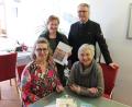 Bild: Stadt Tirschenreuth/exb
Isolde Guba von der Kommunalen Wohnberatungsstelle und Ute Böhm (sitzend, von links) berichteten „Leben-Plus“-Quartiersmanagerin Cornelia Stahl und Bürgermeister Franz Stahl (stehend, von links) vom Ehrenamt als Wohnberaterin.