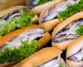 Bild: Monika Skolimowska
Die letzte Fischsemmel der Nordsee-Filiale in Weiden geht Juni über die Ladentheke.