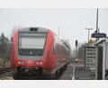 Bild: Gabi Schönberger
Auf dem Weg nach Nürnberg hält die Bahn auch in Weiherhammer. Jetzt soll geprüft werden, ob Reisende in Zukunft auch mit einem Fahrschein des Verkehrsverbundes Großraum Nürnberg (VGN) einsteigen dürfen.