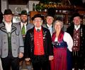 Bild: R. Kreuzer
Die Führungsriege (von links) Gauvorplattler Maximilian Wichmann, Gebietsvorplattler Andreas Stangl, Gebietsvorsitzender Wilhelm Binner, Gebietsschriftführer Wolfgang Gmeiner, Gebietsvortänzerin und -dirndlvertreterin Christa Binner sowie Gaumusikwart Tobias Lehner.