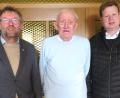 Bild: jzk
Stadtpfarrer Thomas Kraus (rechts) und Zweiter Bürgermeister Hermann Schraml (links) gratulierten Werner Deinlein zu seinem 80. Geburtstag.