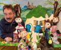 Bild: Hermanns Kasperletheater/exb
Puppenspieler Hermann, Kasperl und die Osterhasen freuen sich schon das es bald los geht.