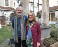 Bild: gib
Italienisches Flair finden die Schriftsteller Hilde Artmeier und Wolfgang Burger selbst an kalten Tagen auch in Regensburg, wie hier im Innenhof des Historischen Museums. Im Februar erscheint ihr Elba-Krimi.