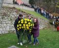 Bild: Paul Hummer/DGB-Jugend/exb
Grüne-Kreissprecherin Anne Droste (rechts) legt gemeinsam mit Schülern einen Kranz in Flossenbürg nieder.