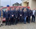 Bild: Benedikt Drehobel/exb
Der Vorstand der Feuerwehr Brand mit Gästen (hinten, von links) Klaus Brunner, Wolfgang Scherm, Gerd Lindner, Hannes Scherm und Kommandant Christof Schindler sowie (vorne, von links) Zweiter Bürgermeister Christian Drehobel, Michael Pöllmann, Jonas Graf, Zweiter Kommandant Stefan König, Maria Schindler, Andrea Gutt, Vorsitzender Benedikt Drehobel und Bürgermeister Bernhard Schindler.