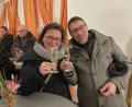 Bild: Katharina Laurer/exb
Mit einem Glas Sekt stießen die Paare nach der Andacht in der Hedwigskirche auf ihre Liebe an.