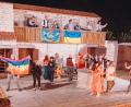 Bild: sfo
Hippies bevölkern die Bärnauer Freilichtbühne. Am letzten Wochenende im Juli war die Premiere des Stücks "Ein Sommer voller Träume". Die Dorfbewohner und die Hippies singen gemeinsam ein Lied. Dabei hissen sie eine Fahne mit dem Friedenszeichen und die Flagge der Ukraine.
