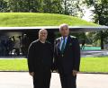 Archivbild: Felix Hörhager/dpa
Der damalige bayerische Kultusminister, Ludwig Spaenle (CSU, rechts) und der Architekt des Erinnerungsortes, der Tirschenreuther Peter Brückner, stehen am 4. September 2017 in München vor dem Erinnerungsort an die Opfer des Attentats von 1972 auf die israelische Olympiamannschaft.