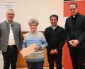 Bild: Wagner/exb
Hildegard Ernst erhielt das Ehrenzeichen des Deutschen Caritasverbandes in Gold. Dazu gratulierten (von links) Diözesan-Caritasdirektor Michael Weißmann, Pfarrer Abraham Stephen Pokrayi und Diözesan-Caritasvorsitzender Michael Dreßel.