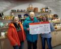 Bild: Martina Heberl/exb
850 Euro schickt das Team des Weltladens Auerbach nach Namibia. Von links Bärbel Eichenmüller, Peter Spätling und Martina Heberl.