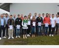 Bild: jr
Jahrzehntelang treue Mitglieder zeichneten die Sportfreunde Kondrau bei der Jahresversammlung aus. Im Bild die Geehrten für 15, 25, 40 und 50 Jahre Mitgliedschaft, mit (von links) Bürgermeister Bernd Sommer, Vorsitzendem Yannick Schiml und Vorsitzendem Manuel Enders (Neunter von links).