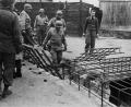 Archivbild: Holocaust Memorial Program, Oregon State University
Brigadegeneral Milton B. Halsey, Kommandeur der 97th Infantry Divison, steigt im April 1945 mit seinen Begleitern im von der US-Armee befreiten Konzentrationslager Flossenbürg den Gang zum Krematorium hinunter.