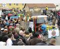 Archivbild: Hirsch
Wenn sich der Faschingszug am Sonntag durch die Stullner Straßen schlängelt, kann es schon mal eng werden. Die Veranstalter haben mit einer Reihe von Regeln vorgebaut, damit der Spaß nicht durch Unfälle getrübt wird.