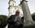 Bild: ubb
Die kleine Passage, die Autor Thomas Bäumler am Brunnen vor der imposanten Basilika in Waldassen vorliest, klingt vielversprechend. Bäumler sagt, neben den Morden geht es auch lustig zu in seinem Buch. Spannung pur mit Unterhaltung also.