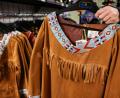 Symbolbild: Oliver Berg/dpa
Indianerkostüme sind heuer wenig gefragt im Kinderfasching. Allein an der Debatte über kulturelle Aneignung liegt das nicht. Die Cowboys werden ebenfalls rar – samt Munition.