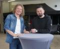 Bild: Laura Fröhler
Okay, das mit dem Stehtisch, um sich nach dem Konzert mit Fans zu treffen, klappt schon mal. Damit beim Unplugged-Auftritt selbst auch alles funktioniert, haben Thomas Wöhrl und Markus Raps (von links) schon mal das Foyer der Mehrzweckhalle inspiziert.