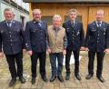 Bild: dob
Johann Portner (Mitte) aus Vohenstrauß ist ein Feuerwehrmann, der nie die Verbindung zu "seiner" Feuerwehr in Böhmischbruck abreißen ließ. Christian Lehner, Vorsitzender Reinhard Wiesent, Bernhard Keck und Martin Vater (von links) würdigten diese Treue auch beim Geburtstagsbesuch.
