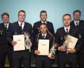 Bild: Martin Bösl/exb
Stolz auf die erzielten Prüfungsergebnisse: (von links) Seminarleiter Daniel Czogalla, Polizeioberwachtmeister Stefan Gihl (Platz 2 in Bayern), Polizeioberwachtmeisterin Hannah Tänzer (Platz 7 in Bayern), Polizeivizepräsident Stefan Weis, Polizeioberwachtmeister Gerhard Fuchs (Platz 3 in Bayern) und der Abteilungsführer der VII. Bereitschaftspolizeiabteilung, Leitender Polizeidirektor Stefan Beil.
