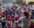 Bild: bkr
Beim Kindergarten warteten die Mädchen und Buben auf die Grundschüler, um mit ihnen ausgelassen Fasching zu feiern.
