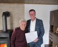 Bild: fg
Bürgermeister Hermann Falk gratuliert Anna Künzel zum 90. Geburtstag.