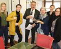 Bild: Stadt Tirschenreuth/exb
Sie fielen an Weiberfasching über die Krawatte des Bürgermeisters her: Irina Weiß (Zweite von links) und Erna Zandt- Rumrich (Dritte von rechts) aus dem Bürger- und Ordnungsamt. Weiter im Bild die Rathaus-Mitarbeiterinnen Natalia Jaspers (links) und Nina Blei (rechts) sowie der stellvertretende Leiterin der Hauptverwaltung Rebecca Keck (Zweite von rechts).