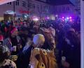 Bild: sns
Der Weiberfasching hat die Corona-Zwangspause gut überstanden. Der Besucherandrang war enorm. Am Schrannenplatz gab es kein Durchkommen mehr.