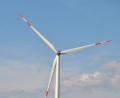 Bild: no
Eine der fünf Anlagen des Windparks Illschwang, die direkt neben der Autobahn A 6 steht.