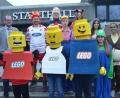 Bild: dob
Die drei „Lego-Männer“ holen sich den Sieg beim Realschulfasching. Die drei Burschen haben die Kostümierung in Eigenregie hergestellt. Doch auch Bob der Baumeister oder die Minnie Maus erregen Aufsehen. Realschuldirektor Kilian Graber (links) gratuliert den Gewinnern.