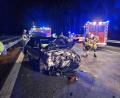 Bild: Moller-Schuh
Ein Autowrack steht an der Unfallstelle. Auf der A93 in der Oberpfalz sind mehrere Fahrzeuge ineinander gefahren und ein Mann wurde leicht verletzt.
